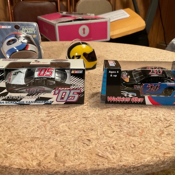 Nascar lot 2 1:64 die cast cars and 2 collectible helmets - Picture 2 of 5